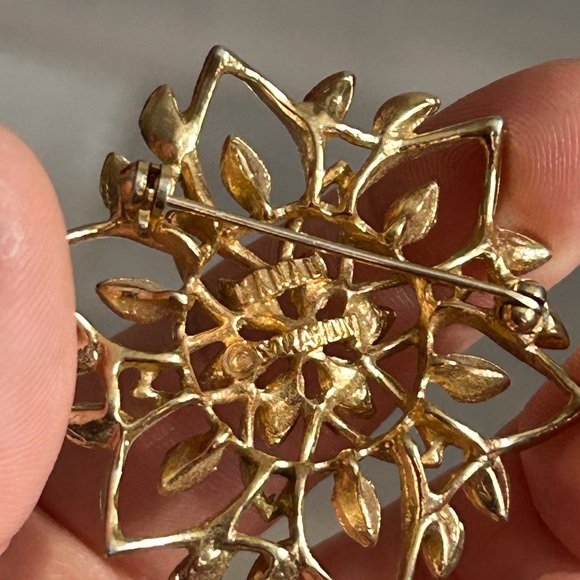 SARAH COVENTRY Elegant Gold Floral Earrings and brooch jewelry set 🙋♀️ - Picture 7 of 9